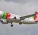 Portugal : le moteur d’un avion en vol s’écrase sur des voitures et une maison