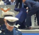 Biden chute sur scène lors d'une cérémonie militaire (VIDEO)