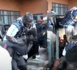 Entrée de Eumeu Sene dans l'enceinte de l'arène : Tay Shinger porté au dos par un de ses amis.....
