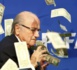 VIDEO - Un comédien arrose Sepp Blatter avec des dollars en pleine conférence de presse FIFA
