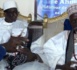 Thiénaba/ Le khalife Baye Serigne Assane Seck offre un chapelet à Amadou Bâ: " Gniy yallah di khagne yow dothi bok...Continue sur cette lancée..."