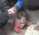 Vidéo incroyable : Un bébé retrouvé dans les débris d'une maison qui s'est écroulée suite à une attaque des forces de Bachar el-Assad