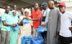 Distribution de Soukeurou Koor aux populations de la Médina par Oumar Sow, un proche collaborateur de Cheikh Ahmet Tidiane Ba Directeur général des Impôts et Domaines
