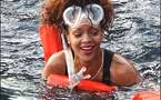 Rihanna fait de la plongée en ...robe! ( PHOTOS )