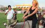 Shakira moins à l'aise à dos d'âne que de Piqué (vidéo)