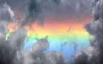 Un homme photographie un arc-en-ciel de feu, phénomène rarissime