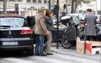 Carla Bruni, toujours enceinte, fait du shopping
