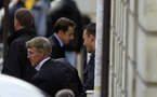 Sarkozy arrive à la clinique pour l'accouchement de Carla