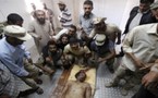 Ils font la file pour voir le cadavre de Kadhafi (vidéo)