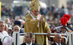 Il met le feu à une Bible en pleine messe du pape