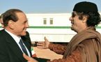 Quand Kadhafi demandait à Berlusconi d'"arrêter les bombardements"