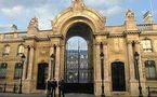 Tentative d'immolation par le feu devant l'Elysée: une femme de 68 ans sauvée par une policière