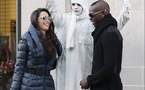 Balotelli se cache pour mater un magazine porno