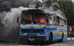 Voici le bus incendié ce matin aux abords de l'université. 