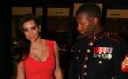 Un Marine pris les yeux dans le décolleté de Kim Kardashian