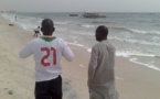 Malick Gackou avec ses amis d'enfance devenus pêcheurs à Thiaroye-sur-Mer (photos)