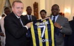 Le Premier Ministre turc offrant le maillot de Moussa Sow au Président Macky Sall