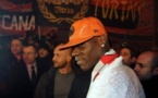 Balotelli fait la fête avec les fans de Milan et provoque une émeute (VIDEO)