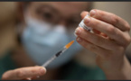 Vaccin AstraZeneca : la 2e injection des moins de 55 ans en France se fera avec Pfizer ou Moderna.
