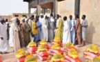 ( IMAGES  À KÉBÉMER)- Serigne Bassirou Mbackè Khadim Awa Bâ  remettant des denrées alimentaires aux daara et aux familles déshéritées 
