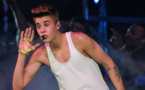 Justin Bieber nu derrière sa guitare
