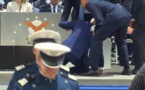 Biden chute sur scène lors d'une cérémonie militaire (VIDEO)