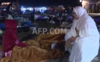Des Marocains s'abritent dans la rue suite à un violent séisme