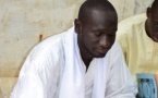 ​Serigne Assane Atékh conduit par sa mère, valise à la main 