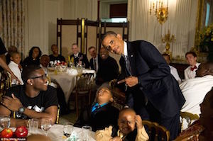 HUMOUR : le président Obama se prend en photo à coté d'un enfant endormi lors d'un dîner de Gala 
