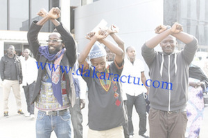 Les images de l'arrivée des membres de Y en a marre à l'aéroport Léopold Sédar Senghor de Dakar