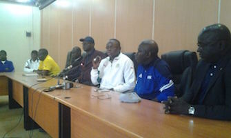 Le ministre des Sports, Matar Ba, venu réconforter les Lionceaux : " le Président de la République a offert à chaque joueur deux millions CFA".