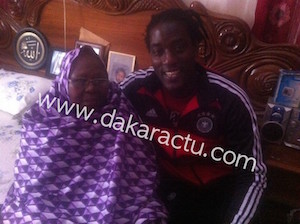 Mame Gor Diazaka en compagnie de Adja N'dèye Coura N'diaye, la mère de Cheikh Amar 