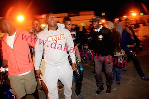 Pour leur remise de drapeau à Paris, les lutteurs Modou Lo et Bombardier ont pris les airs ce soir 