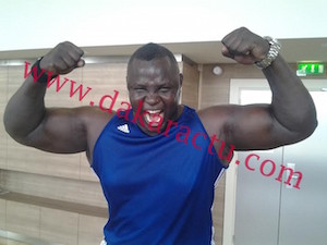 Paris : réveil musculaire du nouveau "roi des arènes" Bombardier en attendant la remise du drapeau 