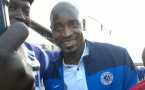 L'attaquant sénégalais Souleymane Camara pose avec les sénégalais et autres fans après le match Toulouse-Montpellier