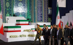 Des officiels iraniens et étrangers devant la dépouille de Khamenei avant les funérailles