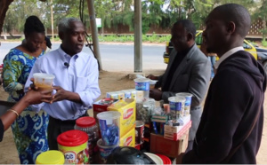 ALMADIES : L'ambassadeur des États-Unis au Sénégal, Tulinabo Mushingi prépare du Ngalax et en distribue à ses voisins