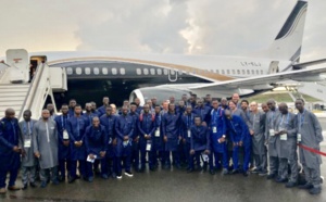 CM 2018 : Les Lions du Sénégal, en tenue traditionnelle, devant leur avion en partance pour la Russie