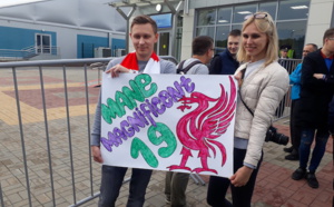 Aéroport de Kaluga : Sadio Mané accueilli par des fans de Liverpool