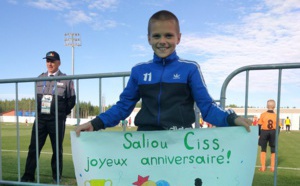 KALUGA : Sergueï, 10 ans, a tenu à souhaiter un joyeux anniversaire à Saliou Ciss