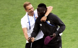 Quelques gouttes d'eau et du soleil sur le Stade du Spartak durant l'échauffement de Sénégal / Pologne