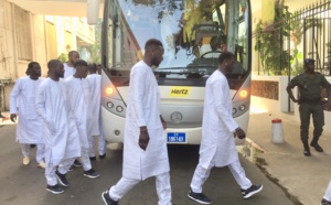 Remise du drapeau : Les Lions sont arrivés au palais de la République, en boubou "Obasanjo" et brodés aux couleurs nationales