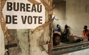 Un leader politique se livre à des pratiques mystiques dans les bureaux de vote