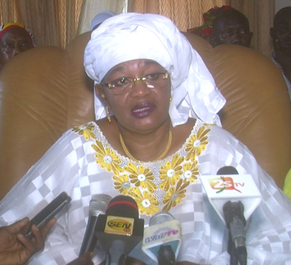 AÏDA MBODJ TOUTES GRIFFES DEHORS : « Macky sait que Pape Diouf est un traître… L’Etat a utilisé sa police et sa gendarmerie pour me rudoyer… Le Hcct n’a aucune pertinence! »