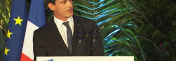 Quand Manuel Valls recadre Jean-Marie Le Guen, rivé sur son portable au lieu de l'écouter