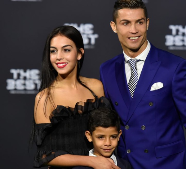 Cristiano Ronaldo officialise sa relation avec Georgina Rodríguez au gala FIFA The Best