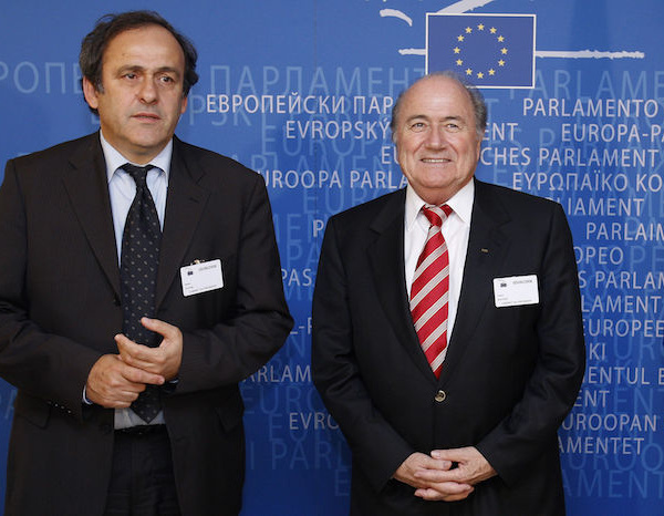 Blatter : "Il faut que Platini revienne à l'UEFA ou à la Fifa"