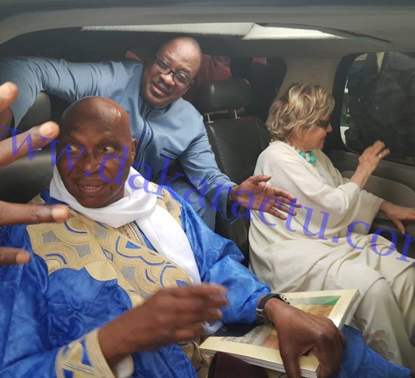 ME ABDOULAYE WADE A DAKAR : Les images exclusives de son arrivée en compagnie de son épouse et de Me Madické Niang