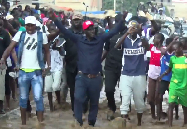 Campagne législatives 2017 : Incroyable, Malick Gakou de Mankoo Taxawu Sénégal marche dans des eaux stagnantes aux Parcelles Assainies.