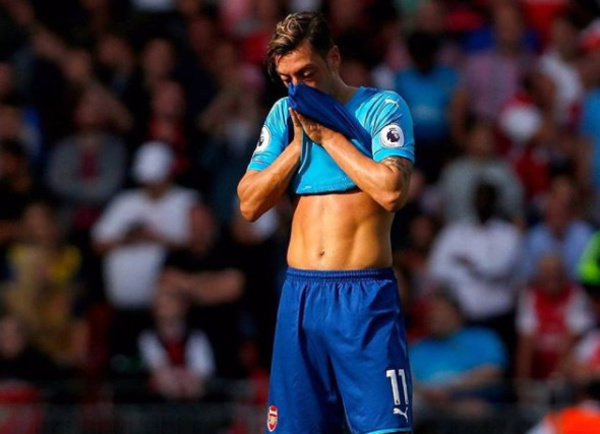Le message d’excuse de Mesut Özil après la gifle de Liverpool